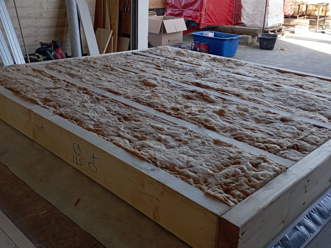 Vorgefertigtes Wandelement in der Halle, die Gefache mit Mineralwolle gefüllt
